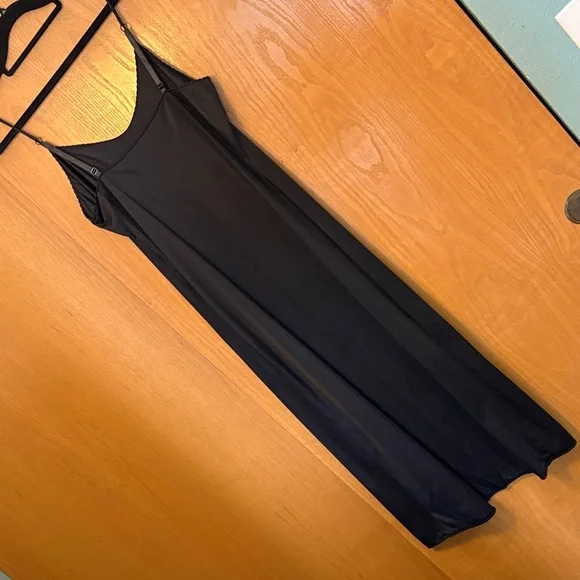 Vanity Fair Black Maxi Slip with Adjustable Spaghetti Straps-S (34) - Picture 4 of 7
